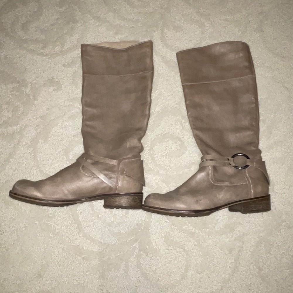 Boots - Picture 2 of 5